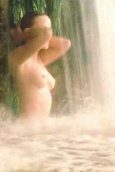 Голая Лора Харрис в фильме «Среда обитания», 1997