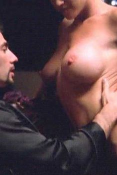 Голая Миа Заттоли в фильме «В объятиях тьмы 3», 2002