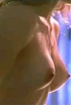 Голая грудь Миа Сара в фильме «Западня», 1995