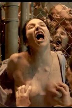 Мисси Мартинес засветила грудь в фильме «Скауты против зомби», 2015