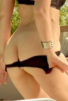 Голая попка Мишель Пеник в фильме «Непристойное кино», 2009