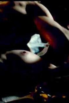 Голая Мод Уайлер в фильме «Выпить море», 2011