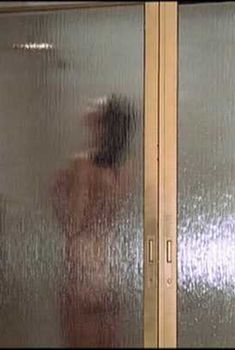 Голая Мод Эдамс в фильме «Человек с золотым пистолетом», 1974