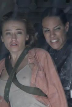 Красотка Моника Кина засветила соски в фильме «40 дней и ночей», 2012