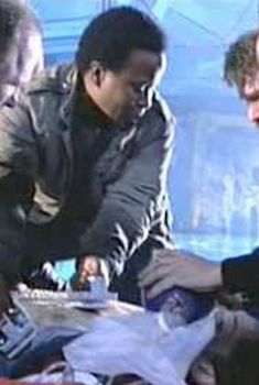 Голая грудь Мэри Элизабет Мастрантонио в фильме «Бездна», 1989