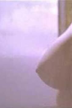 Голая сиська Мэри Элизабет Мастрантонио в фильме «Белые пески», 1992