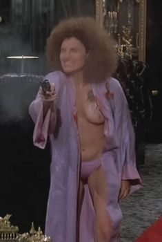 Мэри Элизабет Мастрантонио засветила грудь в фильме «Лицо со шрамом», 1983