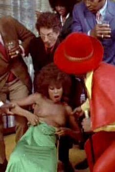 Голая Мэрилин Джои в фильме «Крепкий кофеек», 1973