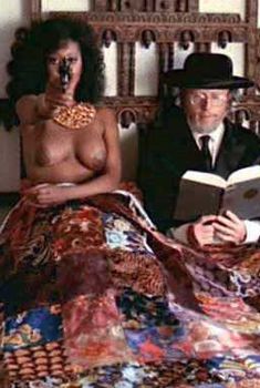 Голая Мэрилин Джои в фильме «Солянка по-кентуккийски», 1977