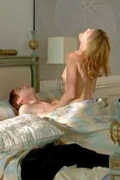 Мэриэл Хемингуэй засветила грудь в фильме «Лондиниум», 2001