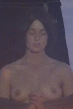 Голая Надин Реймерс в фильме «Зловещий договор», 1981