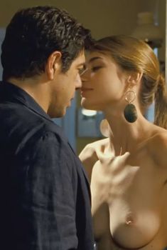 Голая Надир Казелли в фильме «Стоя в раю», 2012