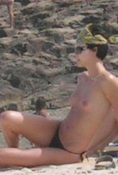 Шарлиз Терон топлесс на пляже в Бразилии, Январь 2005