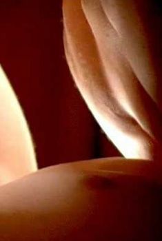 Голая грудь Наташи Мальте в фильме «Рабыня», 2009