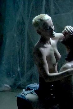 Голая Никки Флюкс в фильме «Из места тьмы», 2008