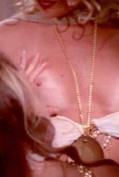 Голая Никко в фильме «Дом ночных грез», 1997