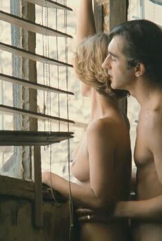 Голая Николь Гарсия в фильме «Опасность», 2001