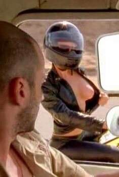 Голая Николь Зиоли в фильме «Безумные девчонки-агенты», 2008