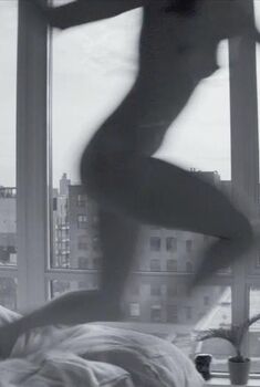 Голая Нора Зеетнер в фильме «Возможности управления», 2015