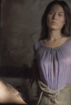 Нора фон Вальдштеттен засветила грудь в сериале «Бесконечный мир», 2012