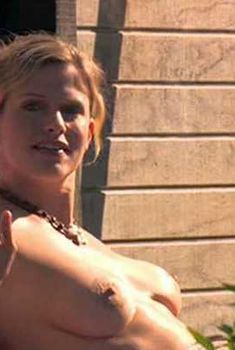 Голая Ноэль Эванс в фильме «Рыба Франкенштейна», 2004