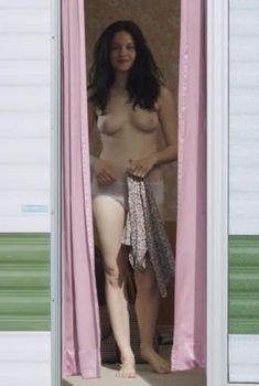 Голая Одри Бастьен в фильме «Юная любовь», 2013