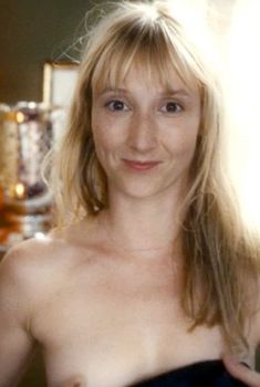 Голая грудь Одри Лами в фильме «План рассадки», 2012