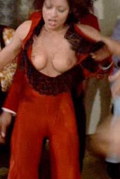 Голая Пичес Джонс в фильме «Крепкий кофеек», 1973