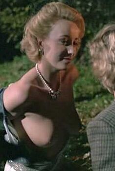 Голая Полин Лафон в фильме «Цыпленок под уксусом», 1985