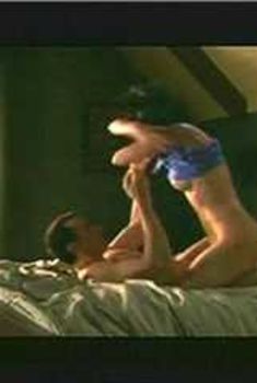 Голая Пэйджет Брюстер в сериале «Доктор Хафф», 2004