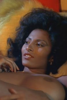 Голая Пэм Гриер в фильме «Бактаун, США», 1975