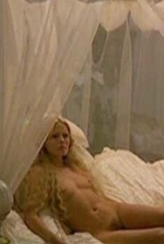 Голая Пэтси Кензит в фильме «Ангелы и насекомые», 1995