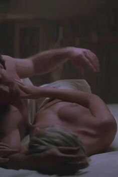 Голая Пэтси Кензит в фильме «Смертельное оружие 2», 1989