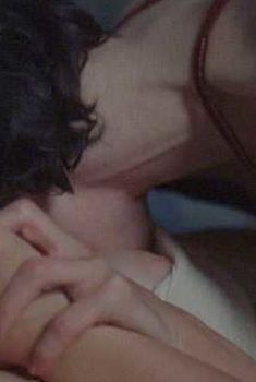 Голая грудь Рады Митчелл в фильме «Высокое искусство», 1998