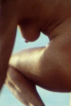 Голая Ребекка Гиллинг в фильме «Стоун», 1974