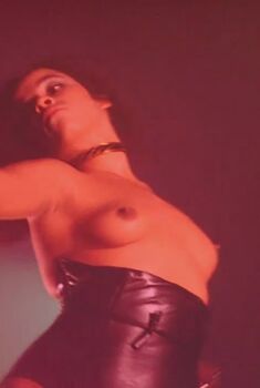 Голая Рей Дон Чонг в фильме «Город страха», 1984