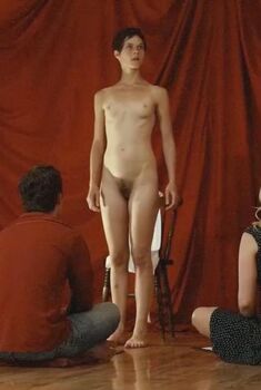 Голая Ри Моул в фильме «Влюблённый», 2017