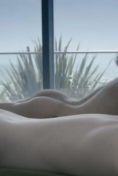 Голая Риэнн Стил в фильме «Туннель», 2011