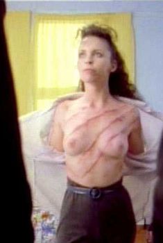 Голая Ронда Грэй в фильме «Дробовик», 1989