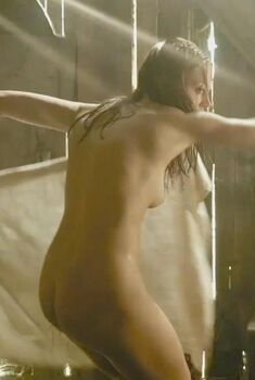 Голая Рус ван Эркель в фильме «Бомбёжка», 2012