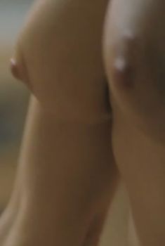 Голая Рэйчел Гриффитс в фильме «Горящий человек», 2011