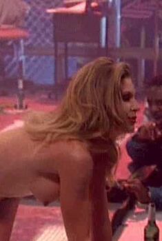 Голая Рэйчел Рид в фильме «Полуночный стриптиз», 1994