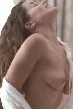 Голая Рэйчел Шелли в фильме «С феями шутки плохи», 1997