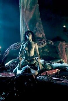 Голая Саймон Петрич в фильме «Трансильмания», 2009