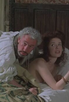Голая Сандра Рейнтон в фильме «Влюбленный Шекспир», 1998