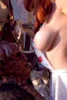 Голая Селия МакГи в фильме «Беспредельный террор», 1999