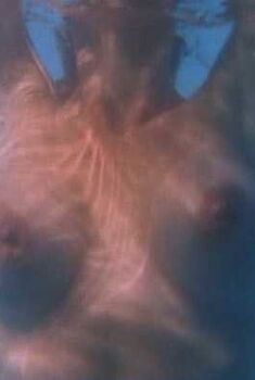 Голая Сильвия Койс в фильме «Никогда не сдавайся», 2009