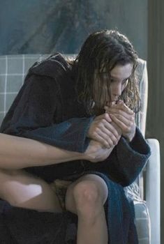 Полностью голая Сильвия Хукс в фильме «Лучшее предложение», 2013