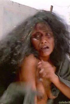 Голая Сима Бисвас в фильме «Королева бандитов», 1994