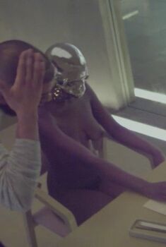 Голая Симара А. Темплмен в фильме «Из машины», 2014